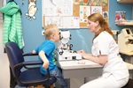Bjarn (6) bezoekt de orthoptist